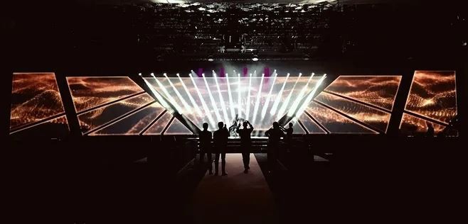 एक आदर्श स्टेज लाइट इफेक्ट सीन बनाने के लिए कुछ विवरण: